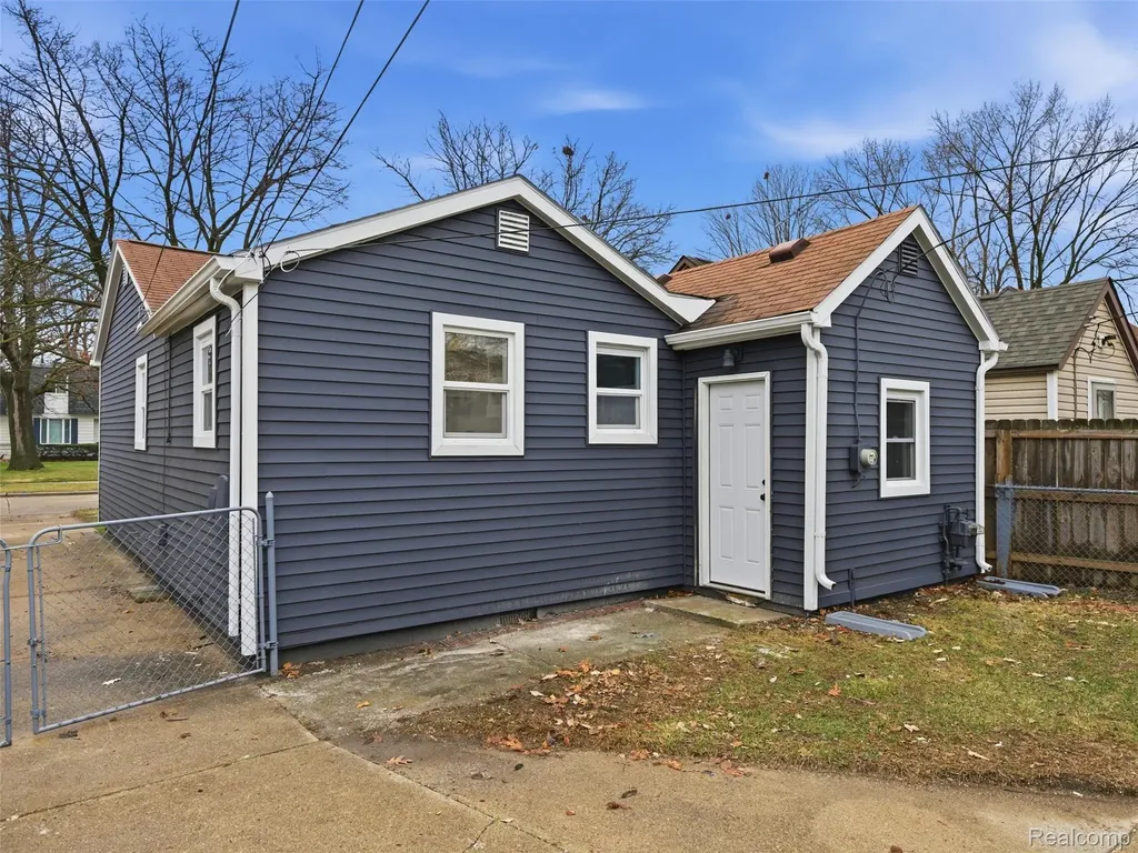 1027 E Milton Avenue Hazel Park City MI 48030