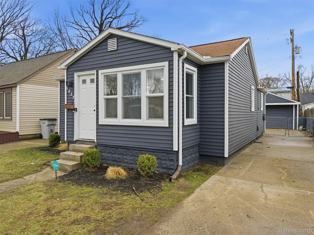 1027 E Milton Avenue Hazel Park City MI 48030