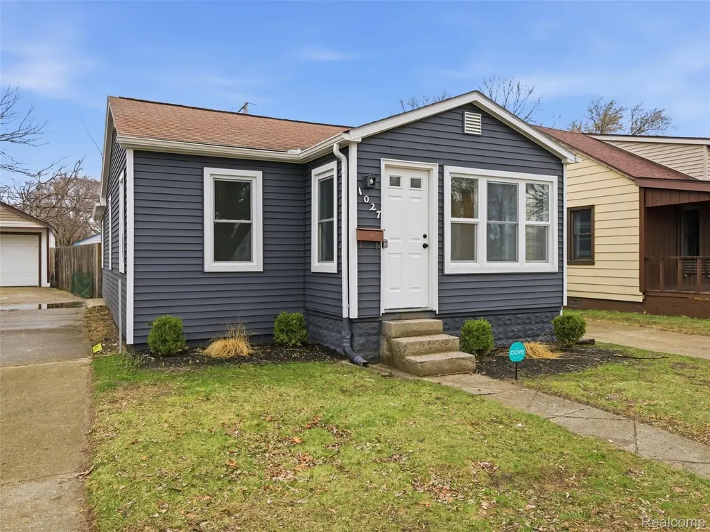 1027 E Milton Avenue Hazel Park City MI 48030