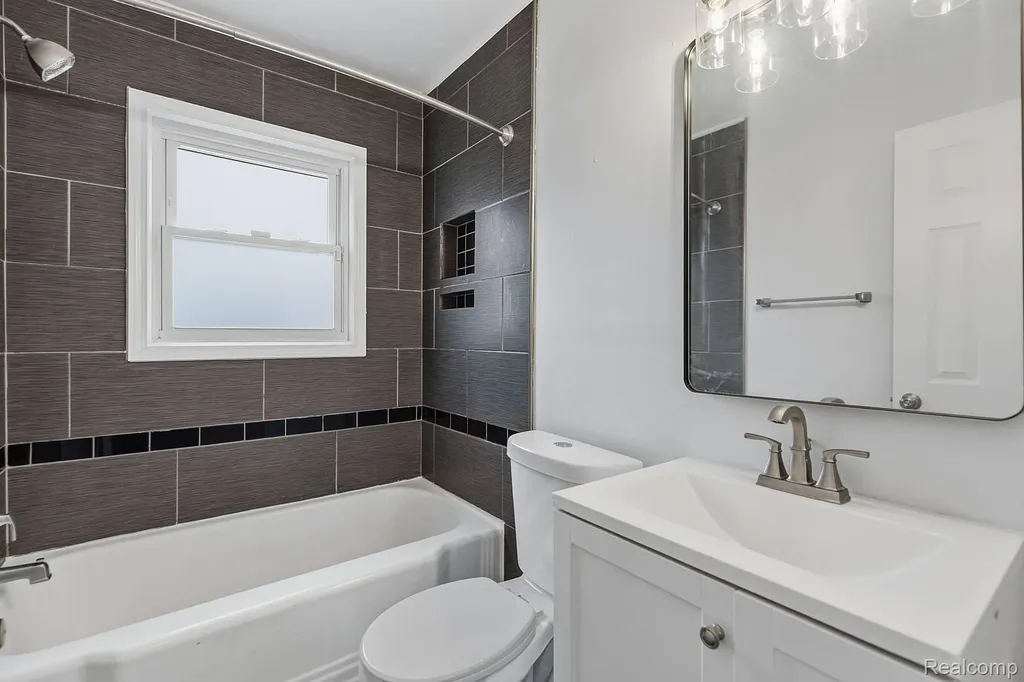 28824 Bohn Street Roseville City MI 48066