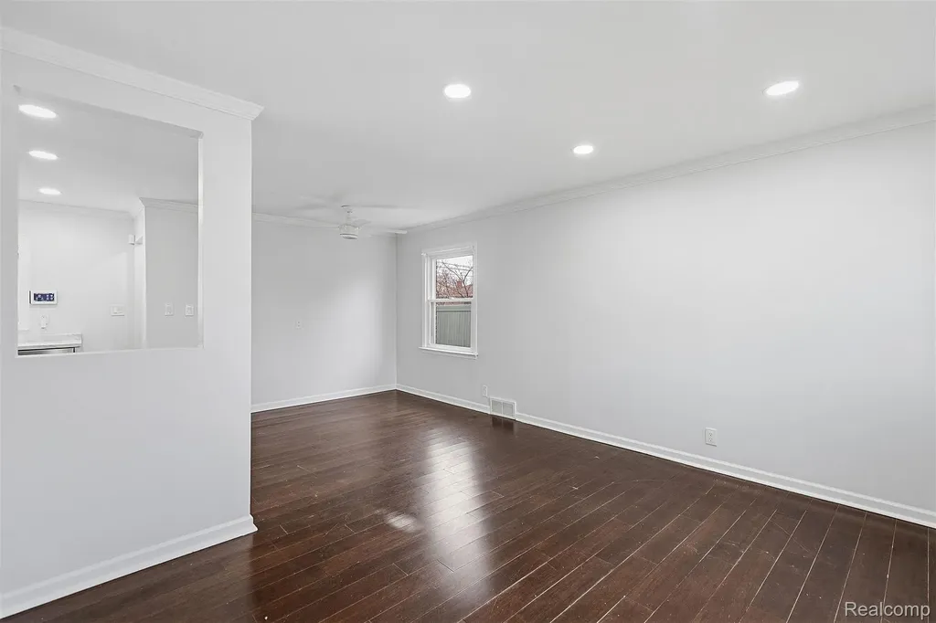 28824 Bohn Street Roseville City MI 48066
