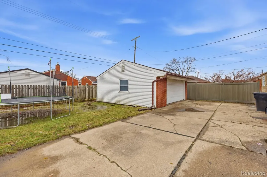 28824 Bohn Street Roseville City MI 48066