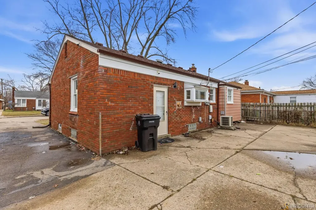 28824 Bohn Street Roseville City MI 48066