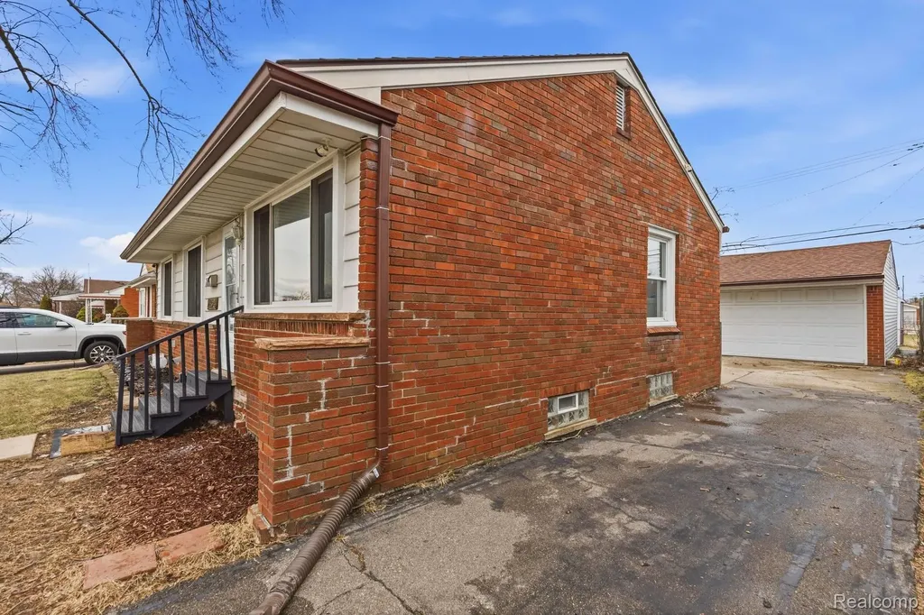 28824 Bohn Street Roseville City MI 48066