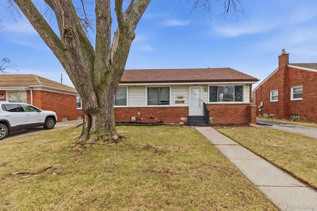 28824 Bohn Street Roseville City MI 48066