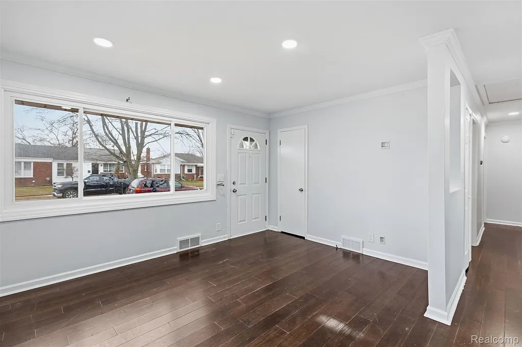 28824 Bohn Street Roseville City MI 48066
