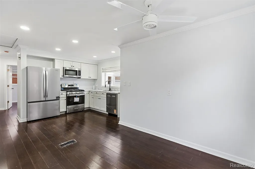 28824 Bohn Street Roseville City MI 48066