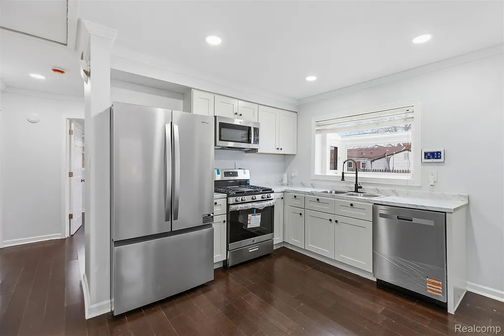 28824 Bohn Street Roseville City MI 48066