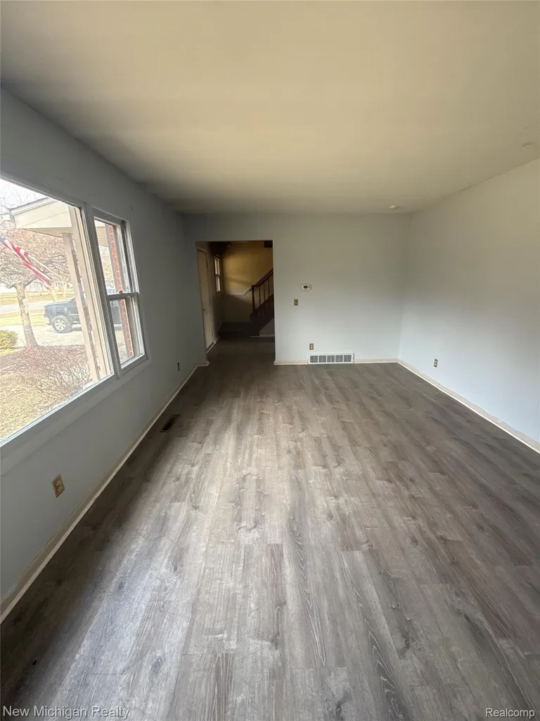 4609 W Wackerly Street Midland City MI 48640