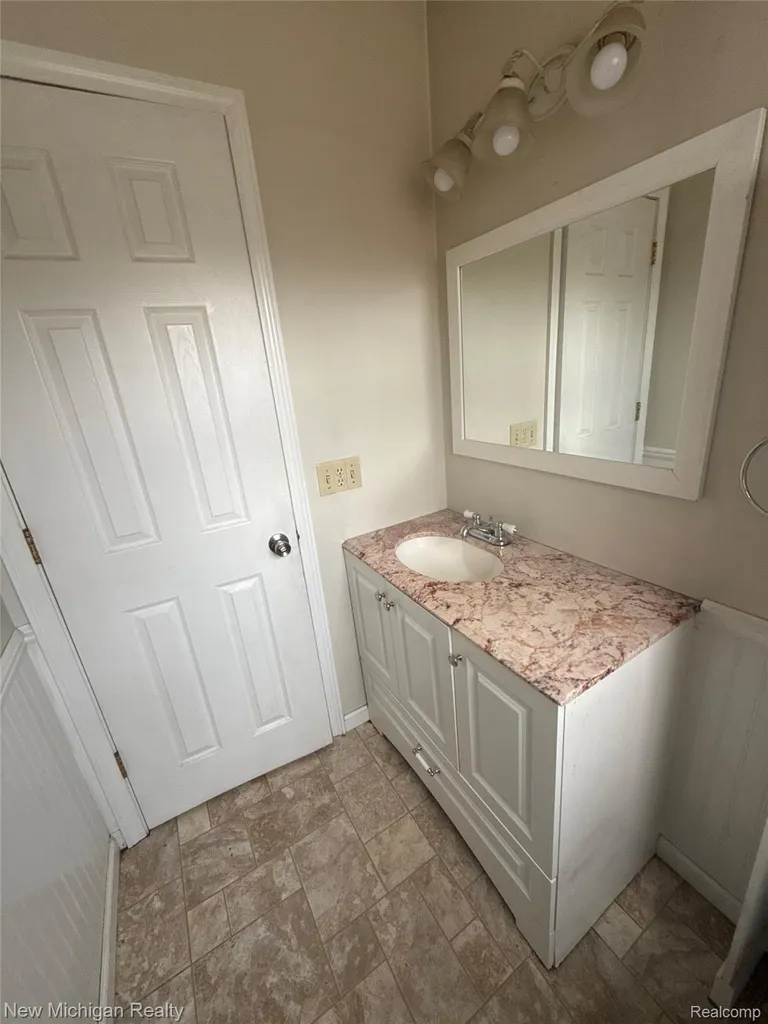 4609 W Wackerly Street Midland City MI 48640