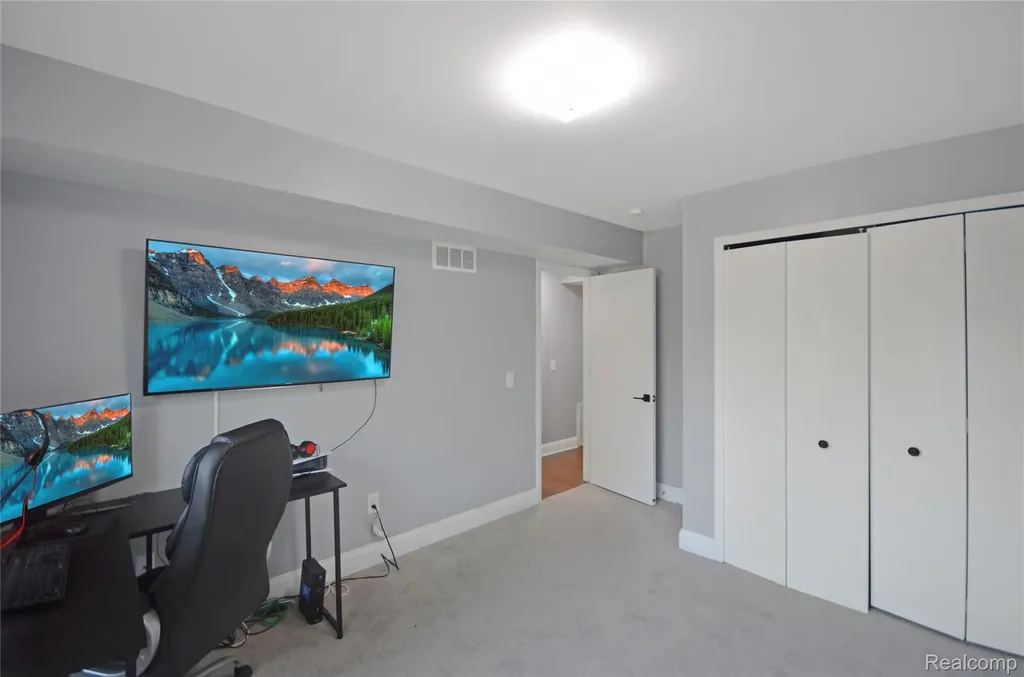 34900 Mercer Fraser City MI 48026