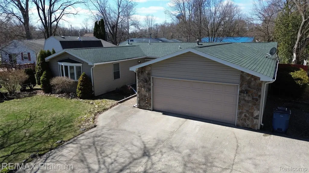 601 Holly Bush Drive Holly Village MI 48442