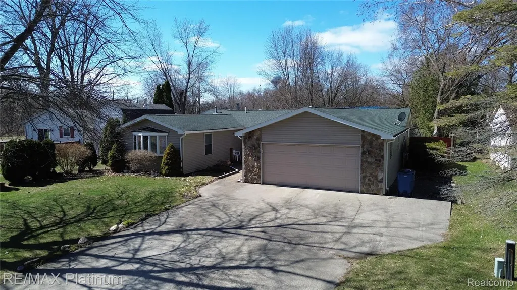 601 Holly Bush Drive Holly Village MI 48442