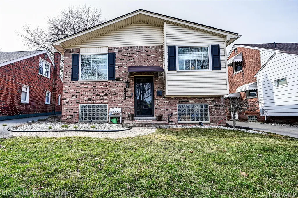 22708 Alger Street St. Clair Shores City MI 48080