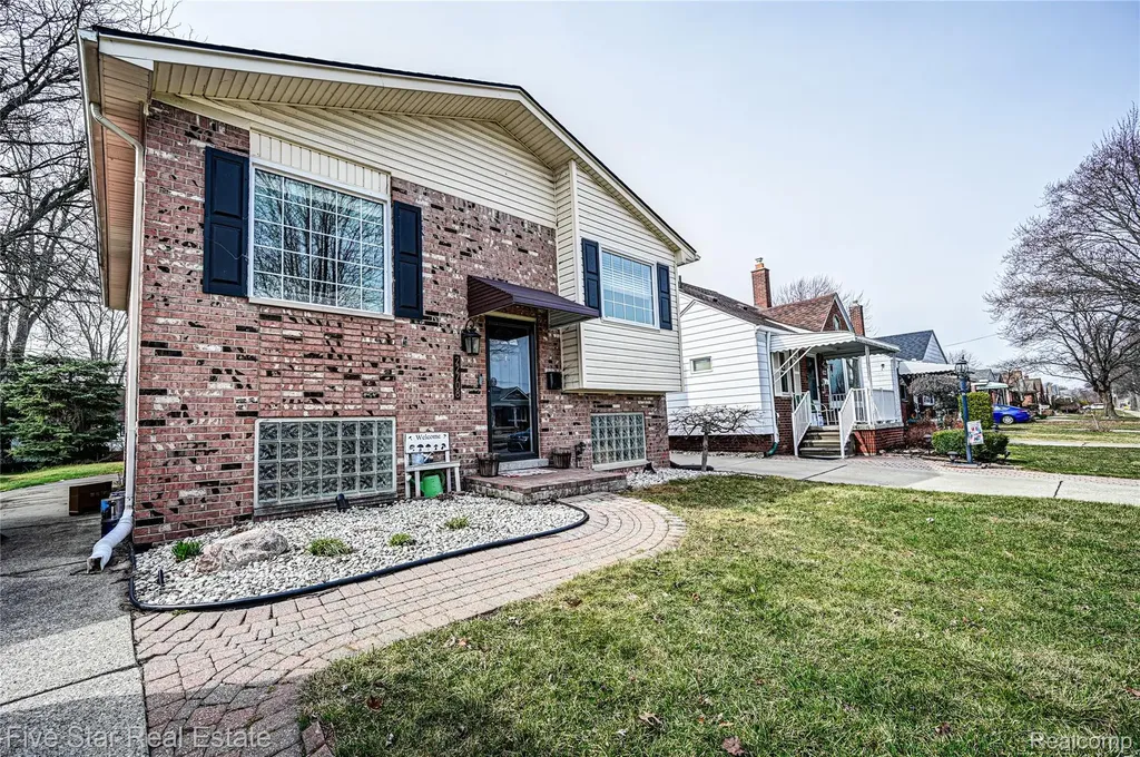22708 Alger Street St. Clair Shores City MI 48080