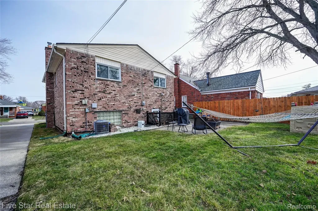 22708 Alger Street St. Clair Shores City MI 48080