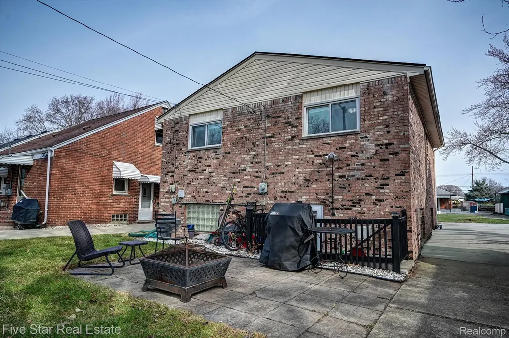 22708 Alger Street St. Clair Shores City MI 48080