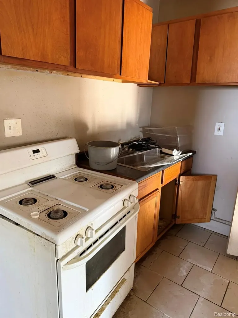 19430 W Warren Avenue Detroit City MI 48228