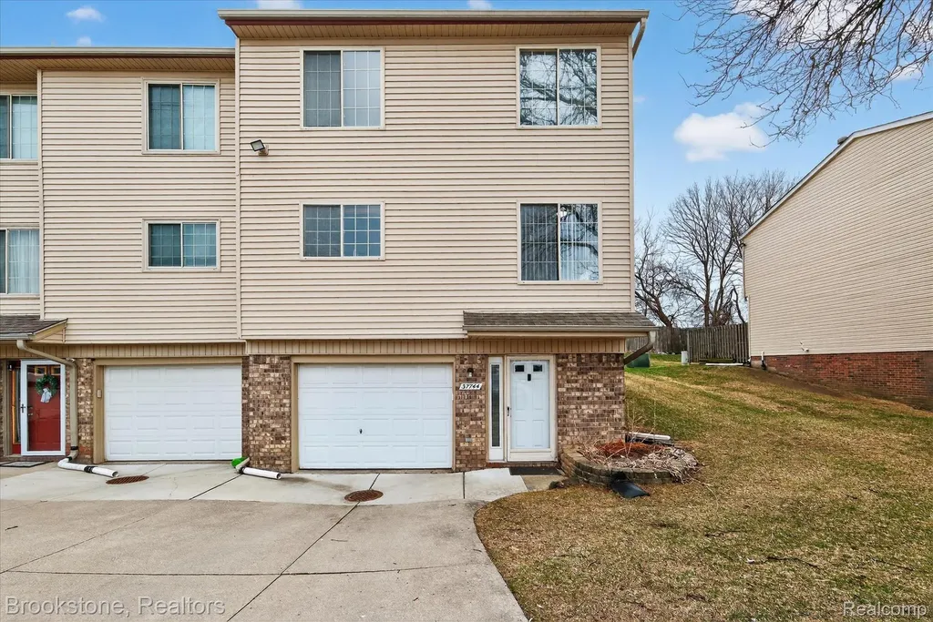 37744 Charter Oaks Boulevard Clinton Charter Township MI 48036