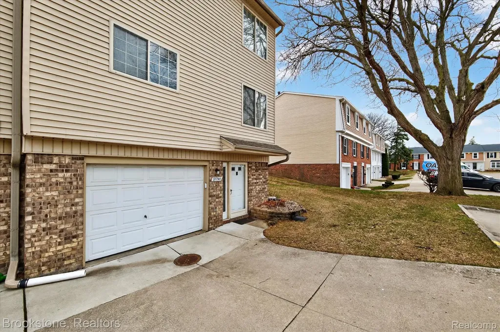 37744 Charter Oaks Boulevard Clinton Charter Township MI 48036