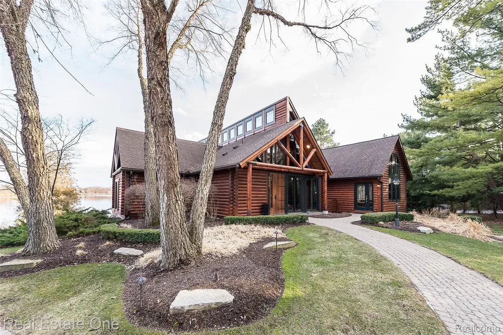 5350 Hidden Pines Drive Genoa Township MI 48116
