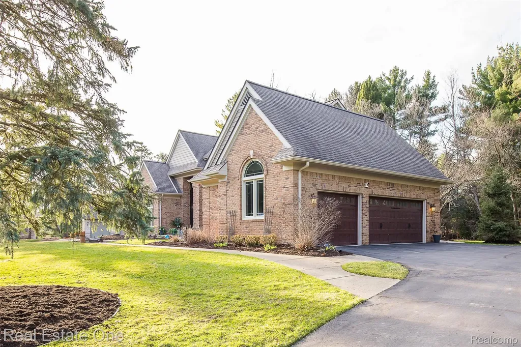 5350 Hidden Pines Drive Genoa Township MI 48116