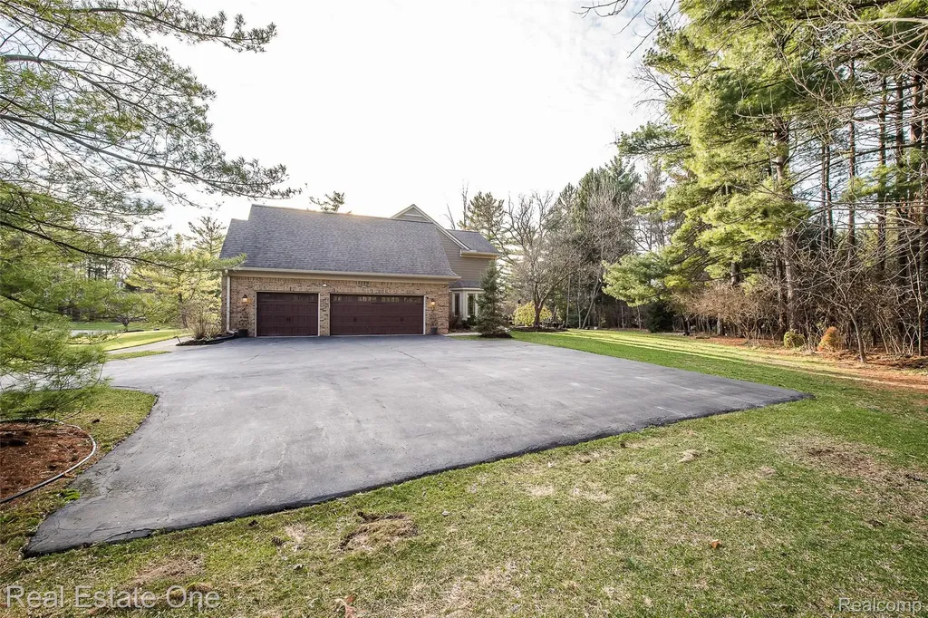 5350 Hidden Pines Drive Genoa Township MI 48116
