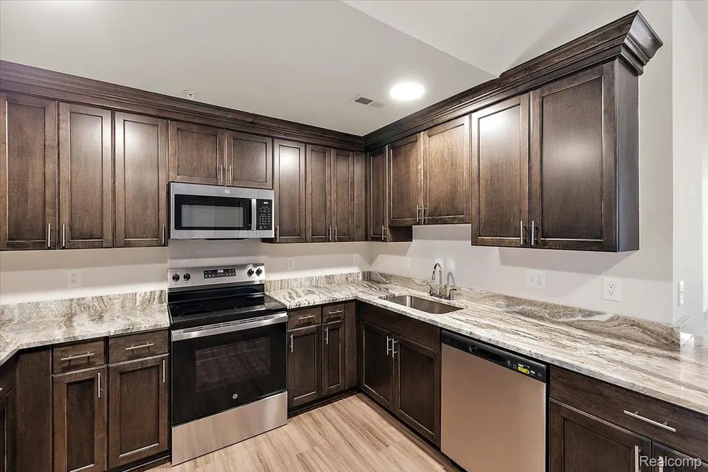 8292 Heywood Circle Sterling Heights City MI 48312