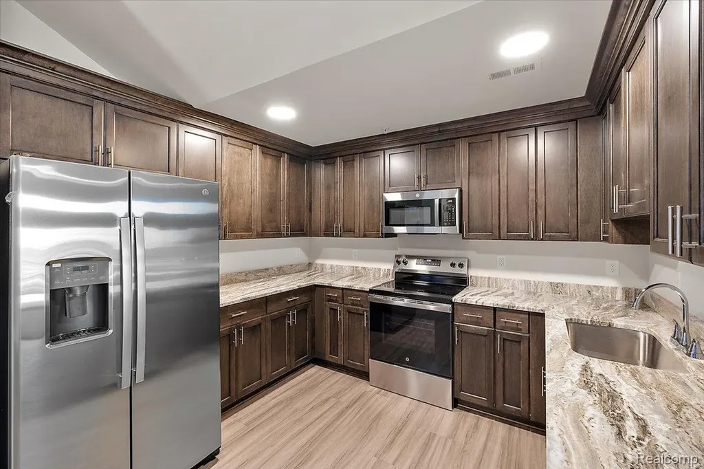 8292 Heywood Circle Sterling Heights City MI 48312