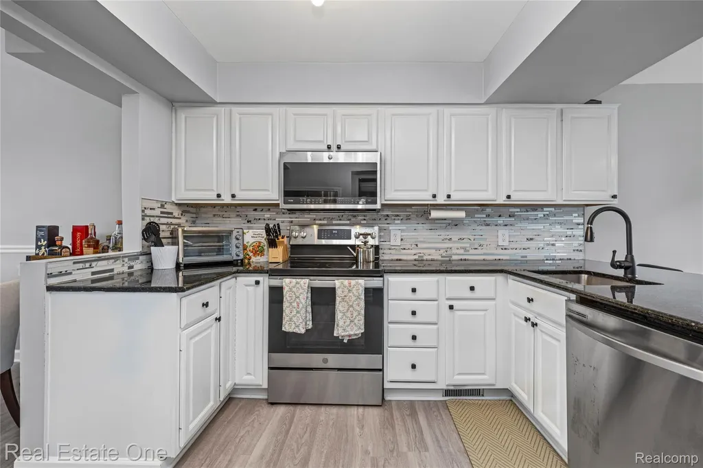 5273 Wright Way E West Bloomfield Charter Township MI 48322