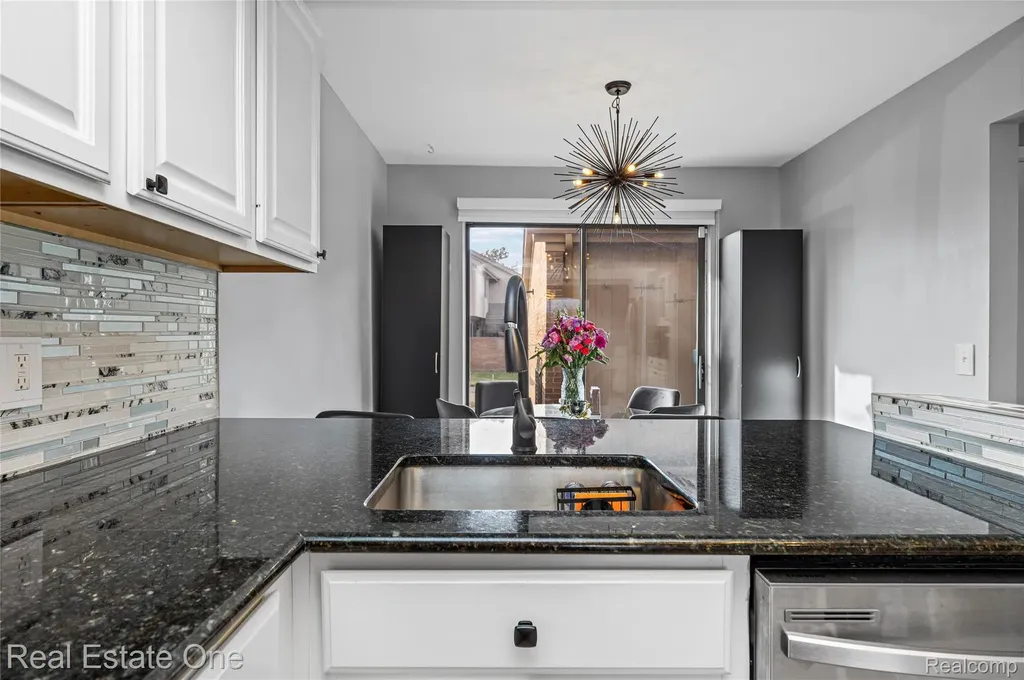 5273 Wright Way E West Bloomfield Charter Township MI 48322