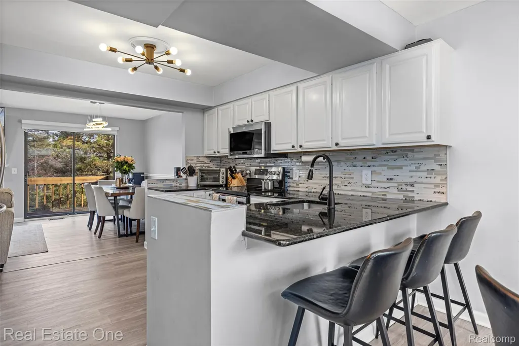 5273 Wright Way E West Bloomfield Charter Township MI 48322