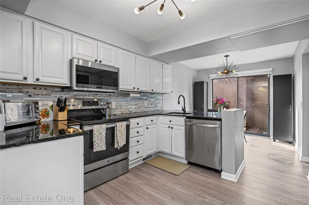 5273 Wright Way E West Bloomfield Charter Township MI 48322