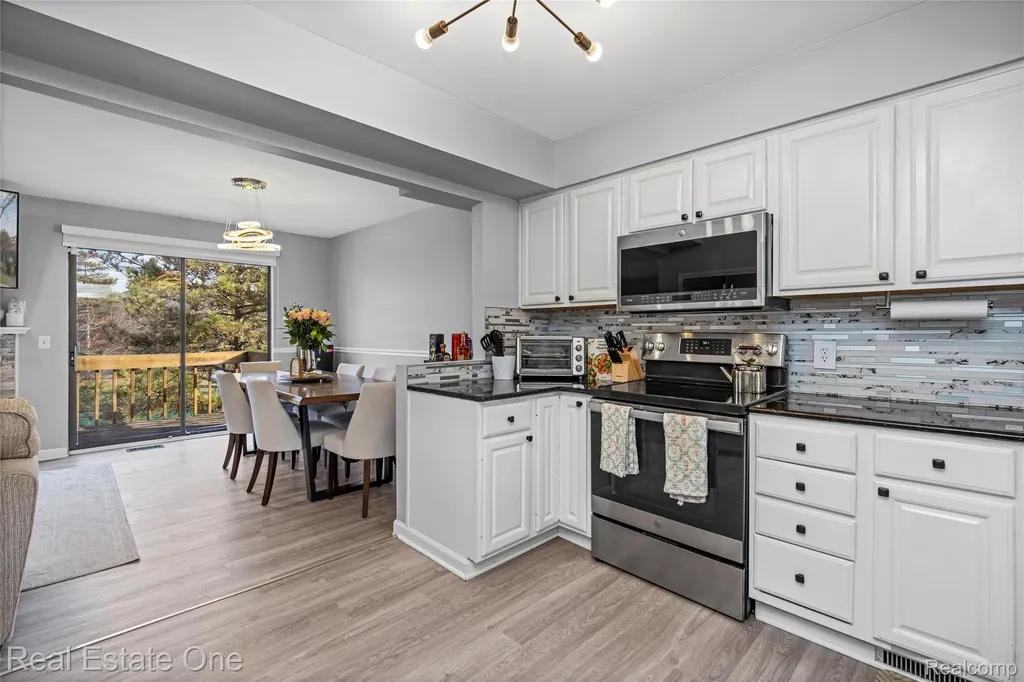 5273 Wright Way E West Bloomfield Charter Township MI 48322