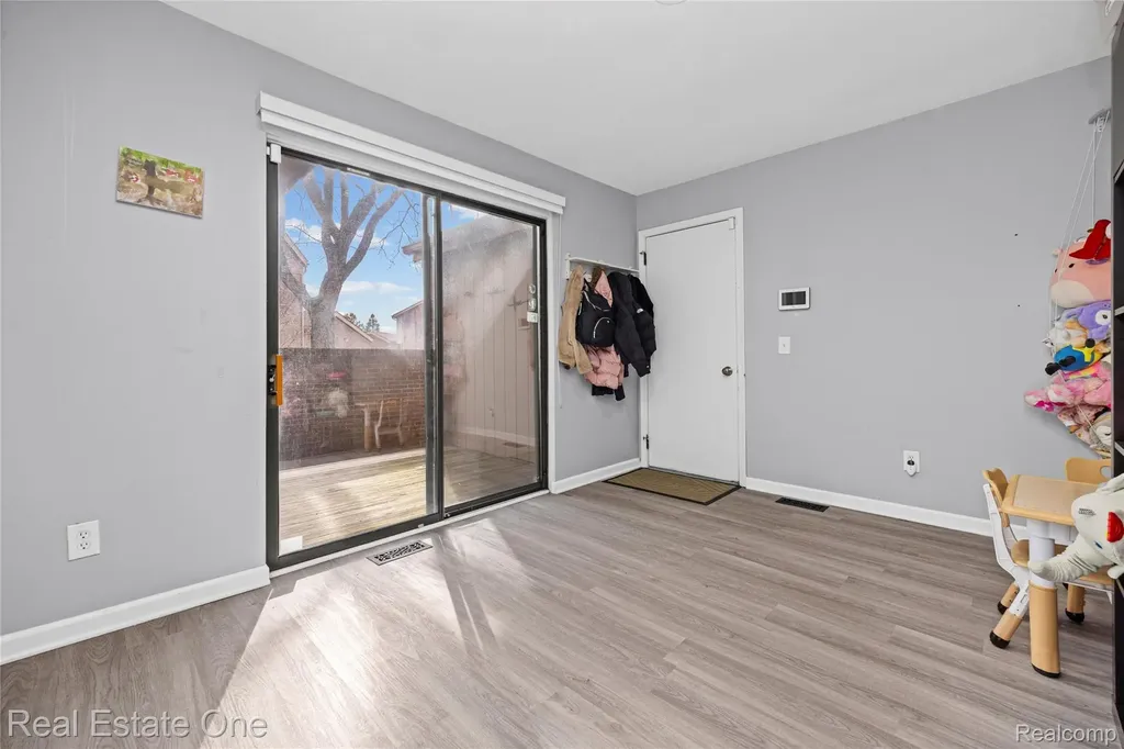 5273 Wright Way E West Bloomfield Charter Township MI 48322