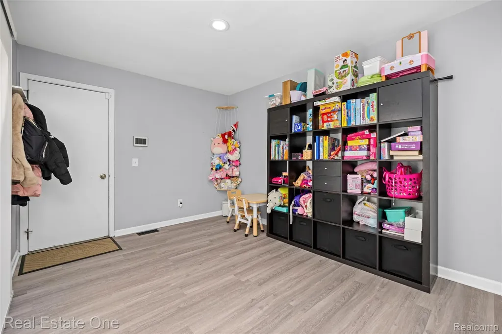 5273 Wright Way E West Bloomfield Charter Township MI 48322