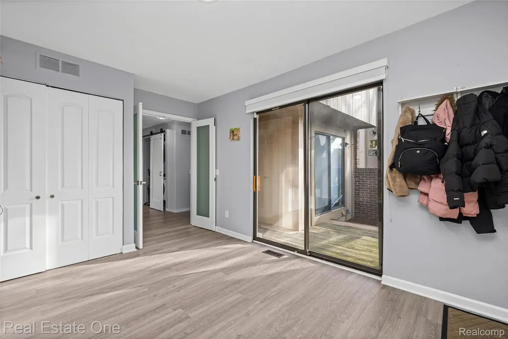 5273 Wright Way E West Bloomfield Charter Township MI 48322