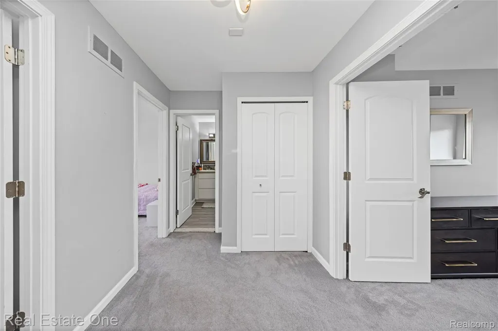 5273 Wright Way E West Bloomfield Charter Township MI 48322
