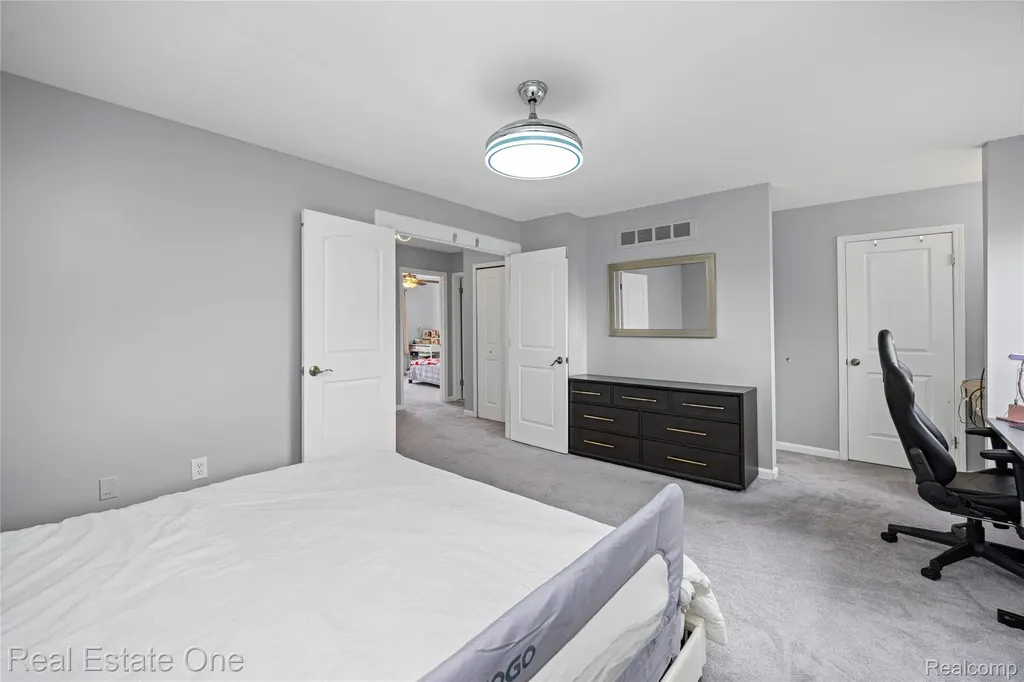 5273 Wright Way E West Bloomfield Charter Township MI 48322