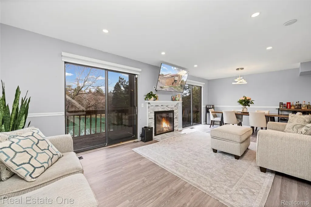5273 Wright Way E West Bloomfield Charter Township MI 48322