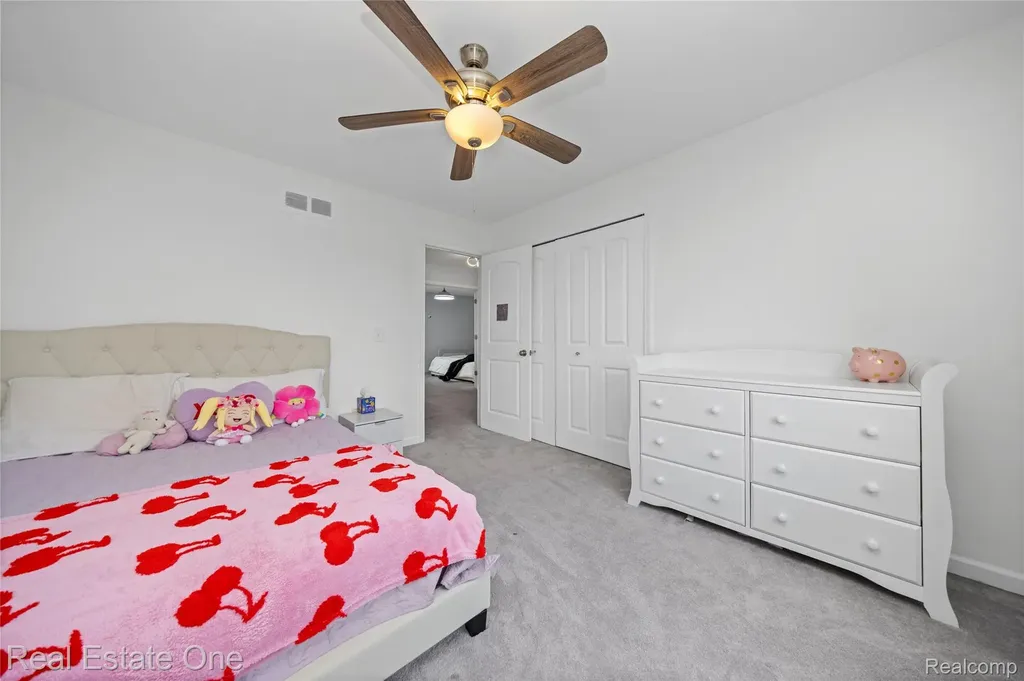 5273 Wright Way E West Bloomfield Charter Township MI 48322