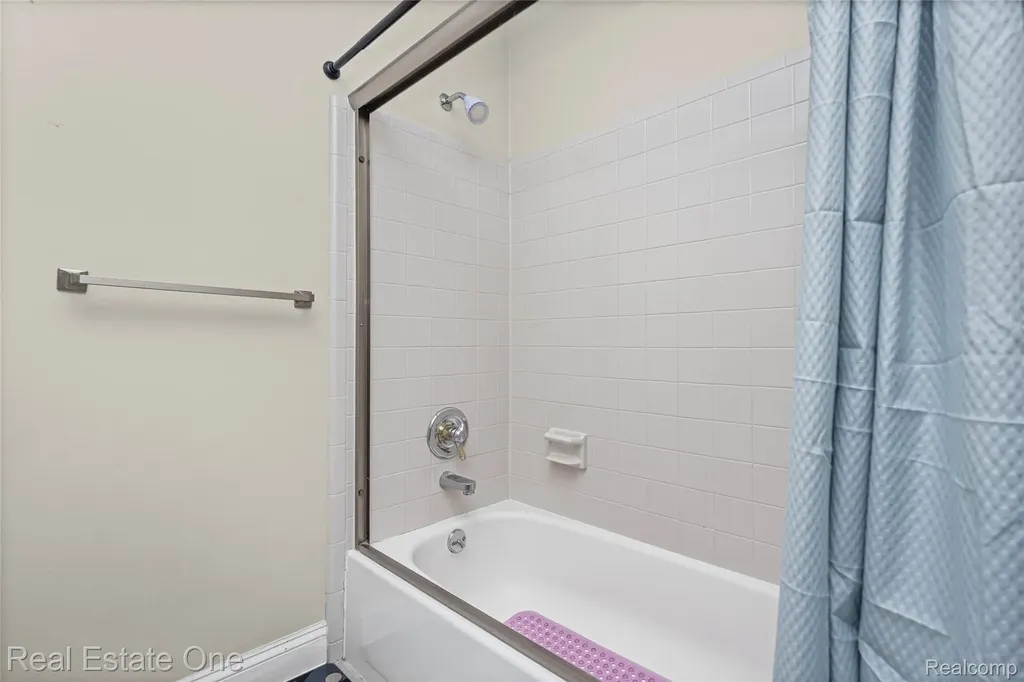 5273 Wright Way E West Bloomfield Charter Township MI 48322