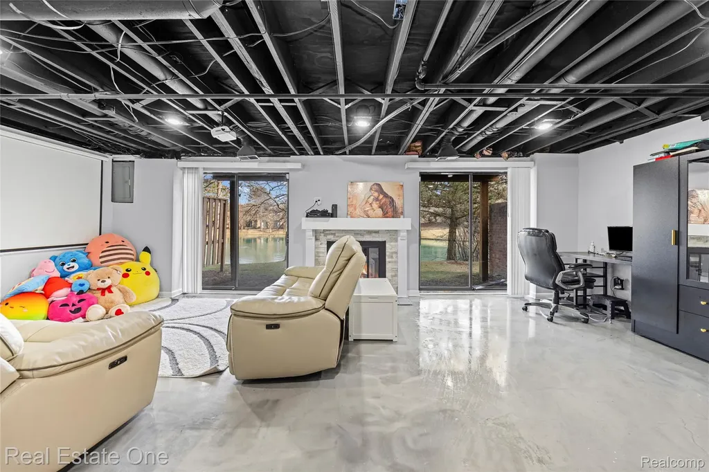 5273 Wright Way E West Bloomfield Charter Township MI 48322