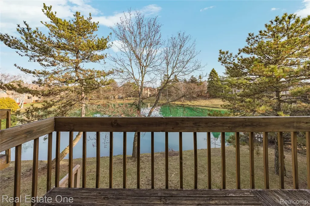5273 Wright Way E West Bloomfield Charter Township MI 48322