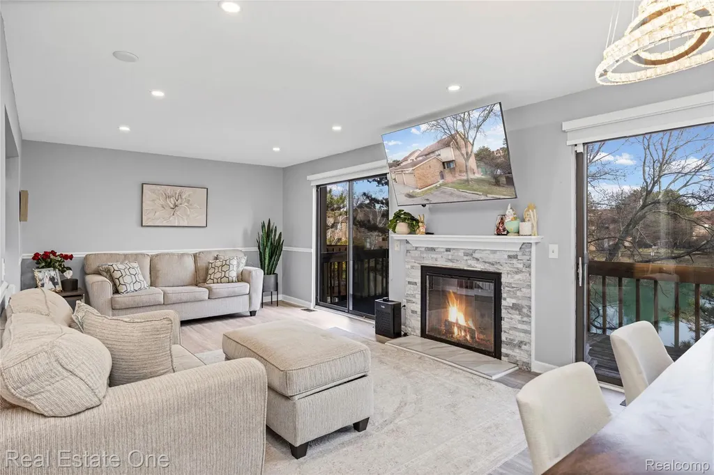 5273 Wright Way E West Bloomfield Charter Township MI 48322