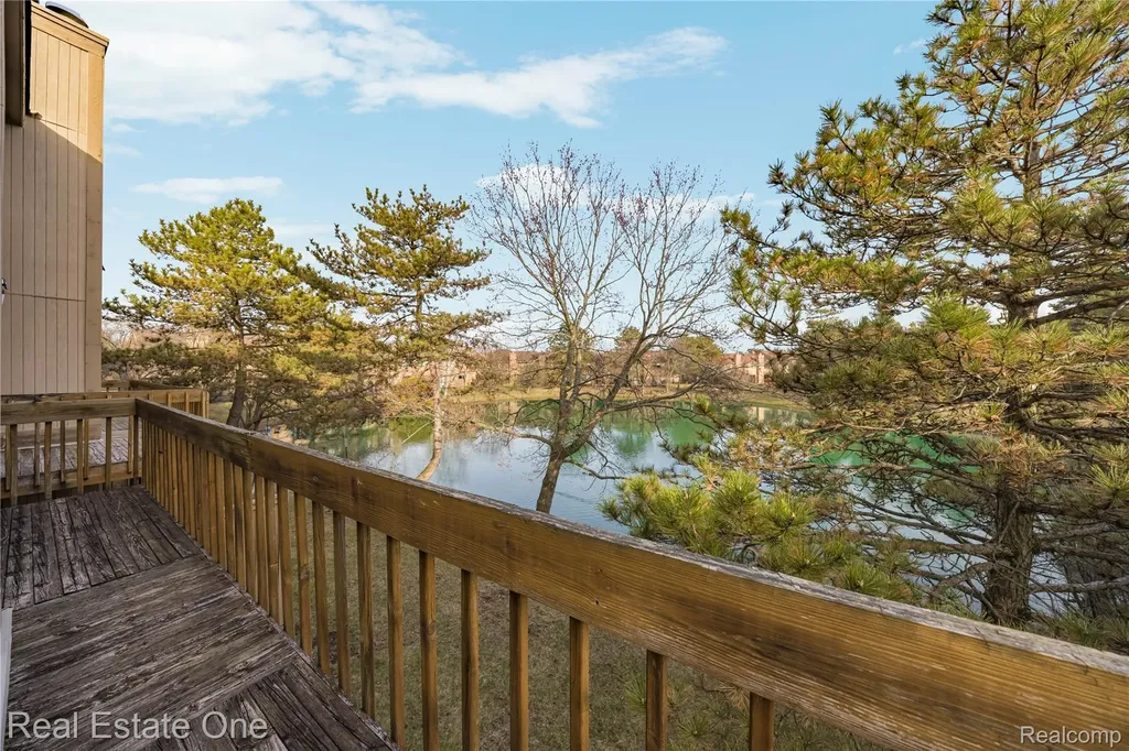 5273 Wright Way E West Bloomfield Charter Township MI 48322