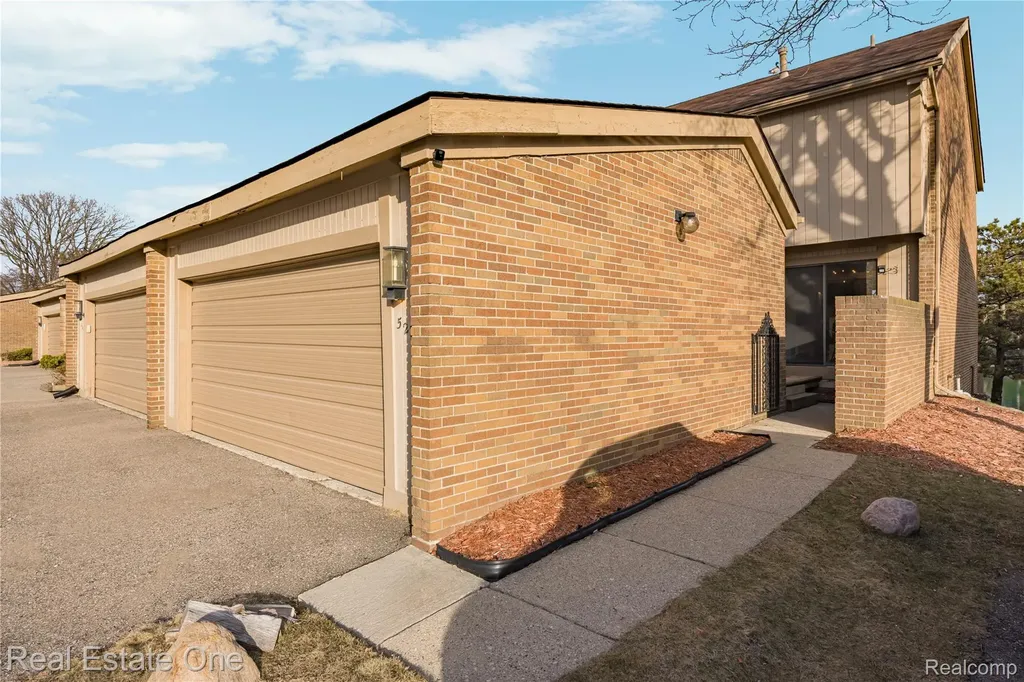 5273 Wright Way E West Bloomfield Charter Township MI 48322