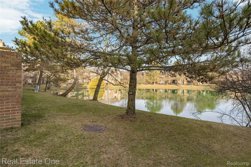 5273 Wright Way E West Bloomfield Charter Township MI 48322