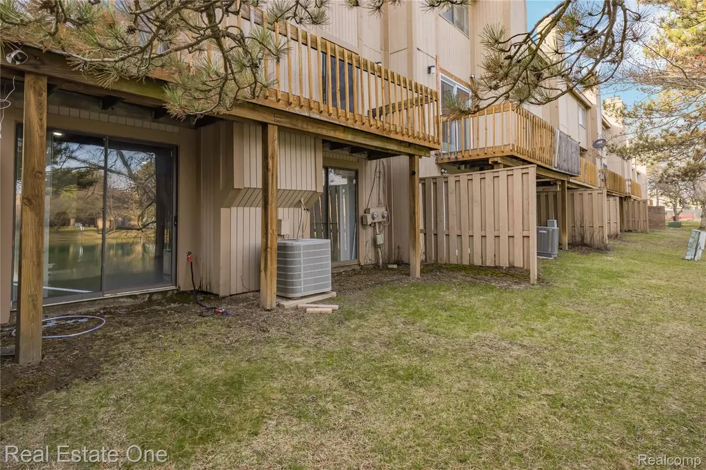 5273 Wright Way E West Bloomfield Charter Township MI 48322