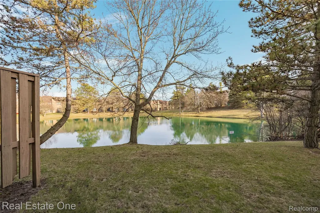 5273 Wright Way E West Bloomfield Charter Township MI 48322
